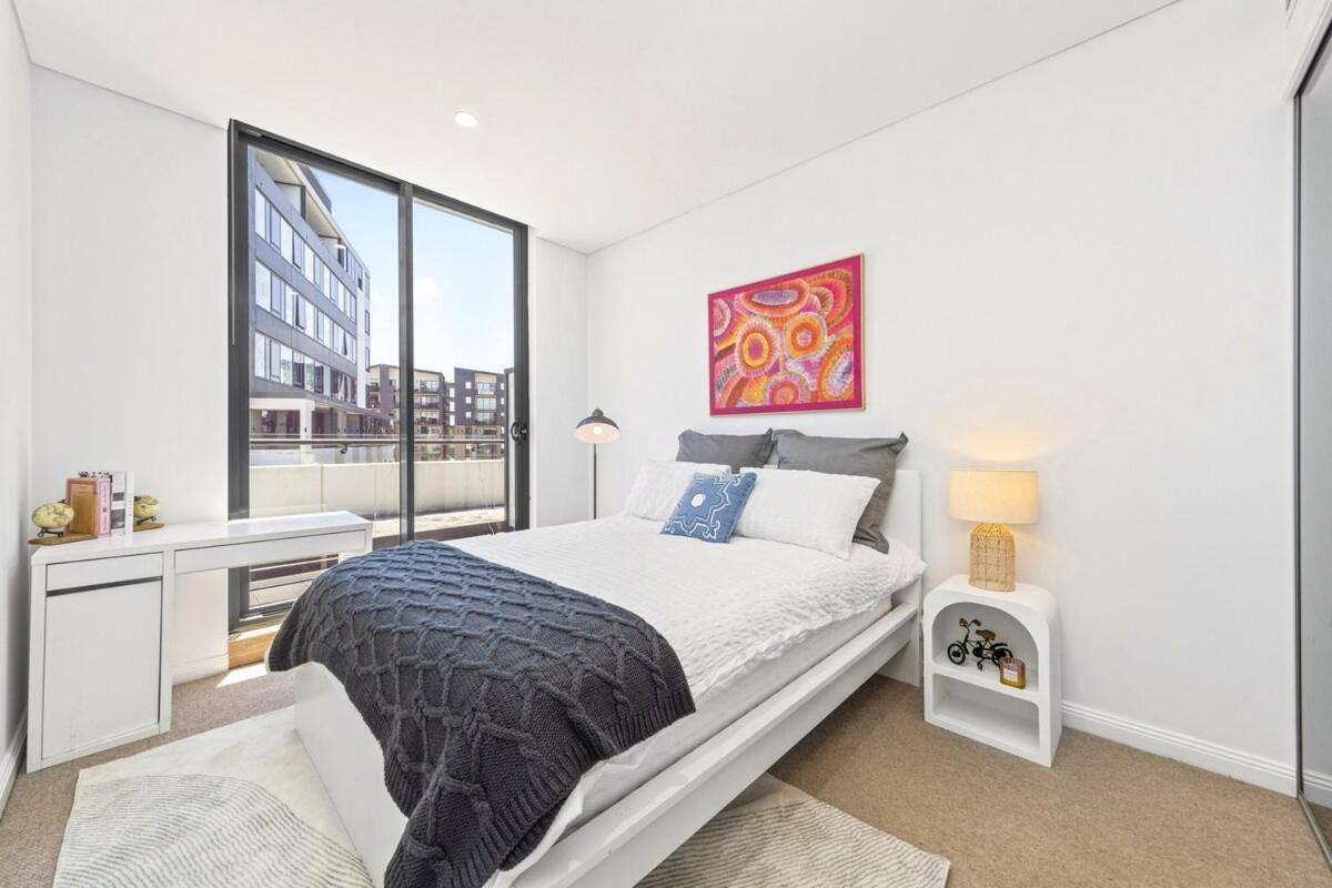 Lumiere 3br Serene Retreat - Views, Parking, Gym, Pool Apartment Sydney